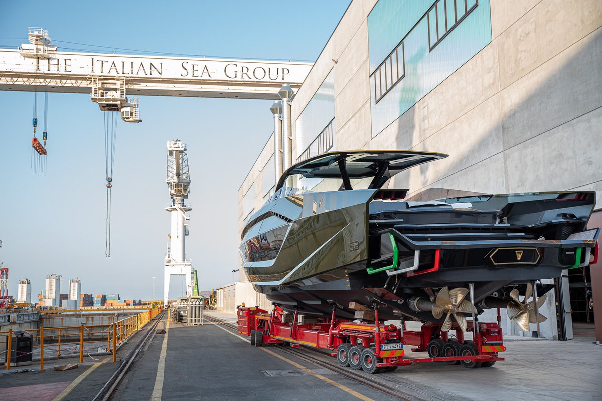 viewsfrance's tweet photo. Révélé en 2020, le premier yacht de l'histoire de Lamborghini est limité à 63 exemplaires et coûte 3 millions d'euros.

La marque italienne vient de livrer le modèle à ses clients... avec parmi eux Conor McGregor. https://t.co/zjOPfSP7z5