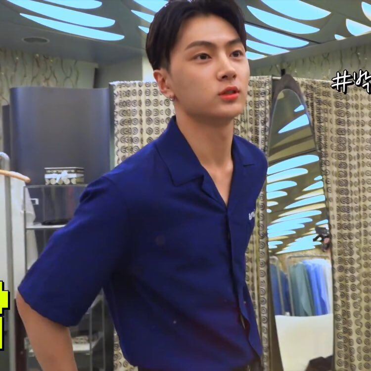 jakehoonslove's tweet photo. no sé si soy la única que lo siente así, pero creo que con esta ropa, jay luce mayor, y no me queda de otra que ponerme a llorar porque me parece que fue ayer mismo cuando entró a i-land con su mochilita junto con hoon 😭

#JAY_FASHION #ENHYPEN_JAY 
@ENHYPEN_members @ENHYPEN https://t.co/44Ks0KS7v5