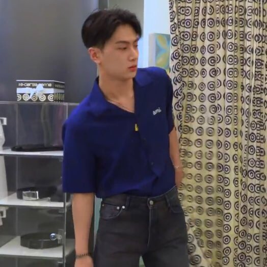 jakehoonslove's tweet photo. no sé si soy la única que lo siente así, pero creo que con esta ropa, jay luce mayor, y no me queda de otra que ponerme a llorar porque me parece que fue ayer mismo cuando entró a i-land con su mochilita junto con hoon 😭

#JAY_FASHION #ENHYPEN_JAY 
@ENHYPEN_members @ENHYPEN https://t.co/44Ks0KS7v5