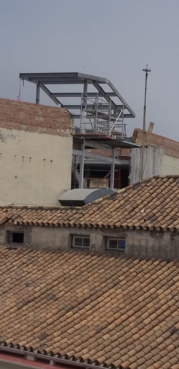 miCViajando's tweet photo. La Torre de Calle Larios sigue creciendo. Palabras del Concejal: "es una estructura preexistente. No hay ni un metro más". Ya llevamos 1,5 m de ladrillo por encima del original y toda una estructura nueva... @Malagaconacento @opiniondemalaga @JHinojosaSaez @7TVMalaga  @Ansantru https://t.co/YkrF2EzcZl