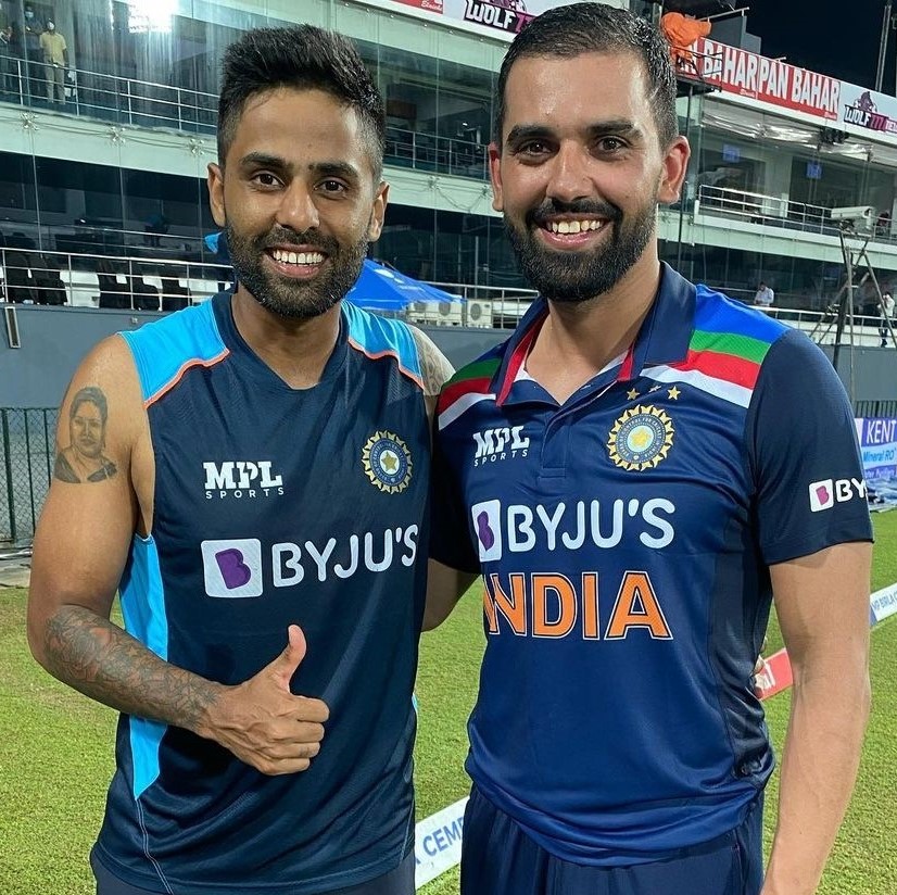 🇮🇳 2️⃣ - 0️⃣ 🇱🇰 

Goodnight from Colombo! 😴

#OneFamily #MumbaiIndians #SLvIND <a href="/surya_14kumar/">Surya Kumar Yadav</a> <a href="/deepak_chahar9/">Deepak chahar 🇮🇳</a>