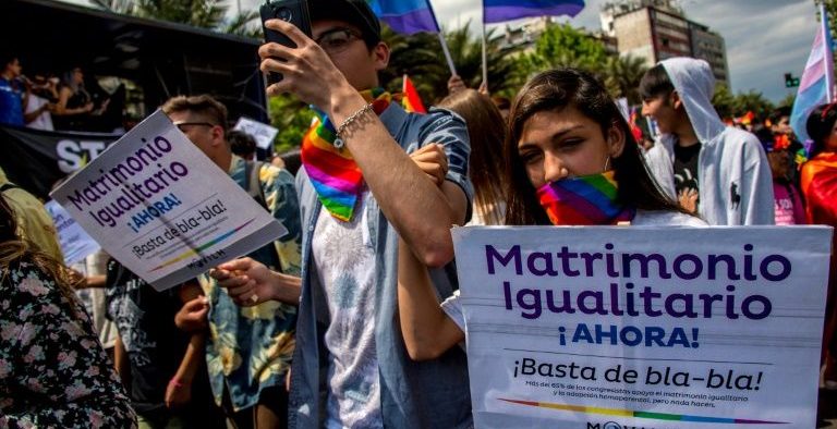 Movilh's tweet photo. Ni matrimonio heterosexual, ni matrimonio homosexual. ¡Solo matrimonio! 💪 Basta de leyes creadas para privilegiar a unos y dañar a otros solo en razón de su orientación sexual. ¡#MatrimonioIgualitario ahora! ¡No más homofobia! https://t.co/JzlEywURP3