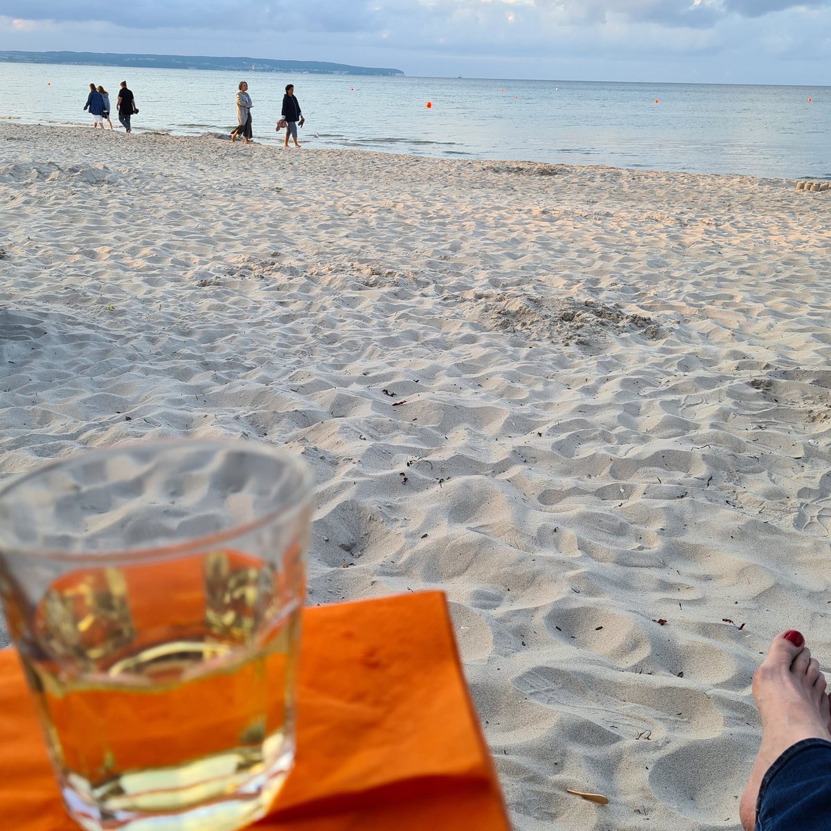 Subtexta's tweet photo. Madrugada auf den Ohren,  Martini im Glas und endlich, endlich lassen der Schock und die Anspannung der vergangenen Tage nach. #dochnochUrlaub #einatmen #ausatmen https://t.co/z2Nt8ujqSY