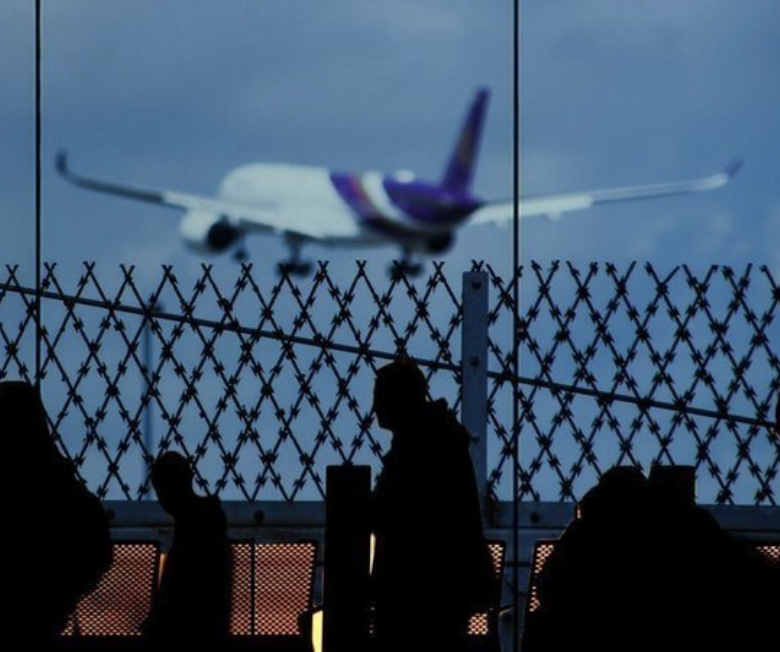 ManchesterLabo2's tweet photo. The government is quietly re-starting the deportation planes, starting tomorrow. Sign this petition to #StopThePlane and keep families together.
https://t.co/zAfGffkA2h https://t.co/SyUMjNz1gP https://t.co/45yDYD9oI7