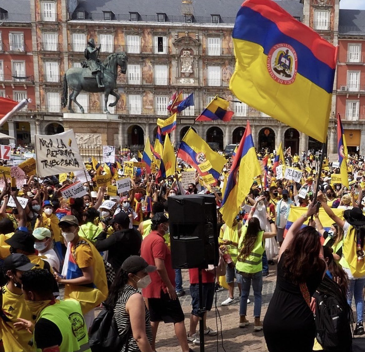 cvestigios's tweet photo. En estos momentos en Madrid, España, colombianos se manifiestan pacíficamente.

#paronacional #20julio #paronacionalcolombia #soscolombiaddhh #soscolombia #SOSColombiaNosEstanMatando #cali #calisos #bogotart #bogota #bucaramanga #cali #colombia 🇨🇴 https://t.co/gX7AEsDSDW