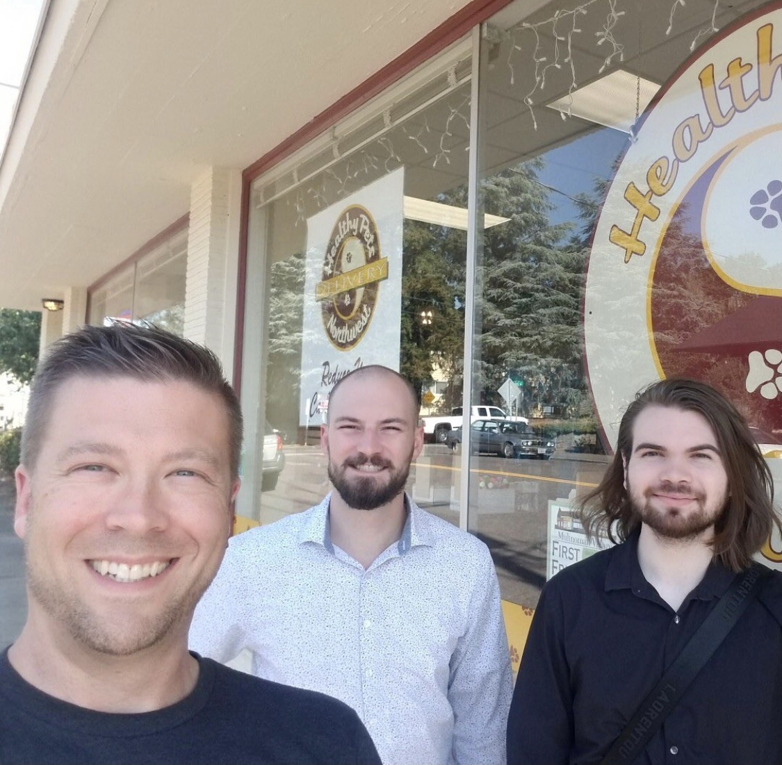 UnitusCCU's tweet photo. 🥳 Our #MultnomahVillage branch team is excited to reconnect with the #community! 

We want to show our neighbors some love, so come visit the branch before 4pm today to enter to win one of two $25 gift cards to #healthypetsnorthwest or #sarahbellumsbakery! #portlandlocal https://t.co/GKvwztDxW8