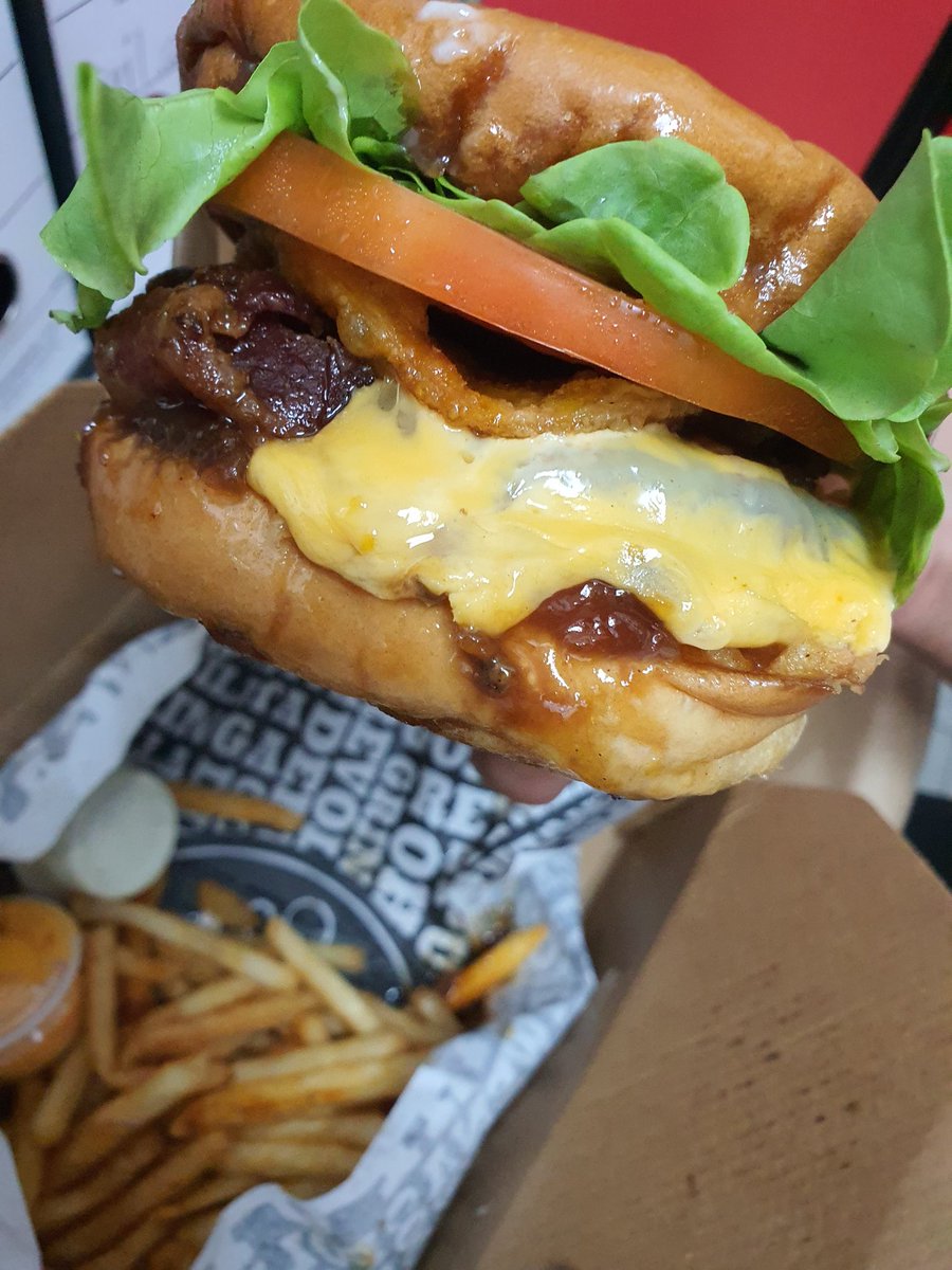 Pepe_Takilla's tweet photo. Segunda hamburguesa del #burgerweekpty
La Oh sexy de @esaflacarica1 , habitual contendiente al top3.
Puntuación: 8.5
Estamos tan acostumbrados a su alto nivel que tenía altas expectativas.
Simplemente fue una hamburguesa habitual de ellos pero con un toque de picante. https://t.co/5J67dOUHjp