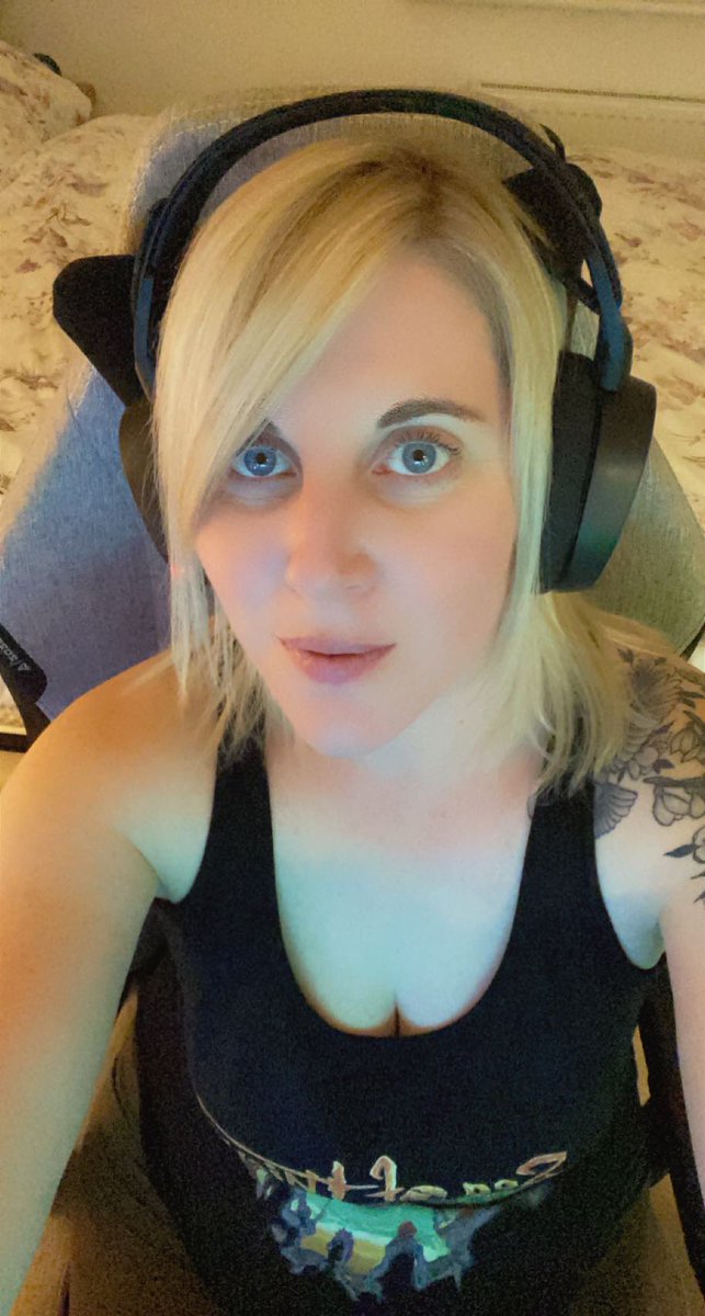 Virtual_aura's tweet image. Come chat to us whilst we reap and plunder the seas. Live at twitch.com/virtual_aura #SeaOfThieves #twitch