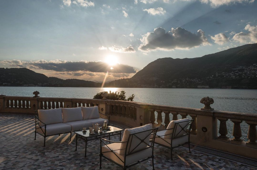JetCandyTravel's tweet photo. Nice way to end the day, with #700000Heures! #JetCandy #FlyWithJetCandy #Sunset #LakeComo #LuxuryTravel #TravelTuesday https://t.co/1iZsrJ3bSV