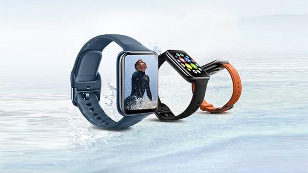 молодой мужчина проверяет гаджет. колонки philips soundsphere fidelio. гаджеты обзор objomnik. гаджеты обзор objomnik. умный дом девайсы.