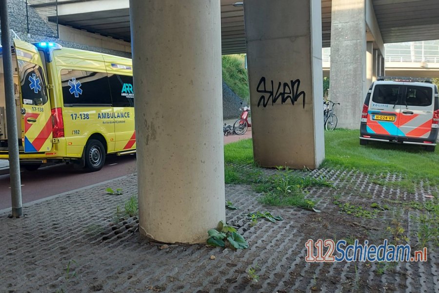 Fietsers met elkaar in botsing onder viaduct in #Schiedam. 112Schiedam.