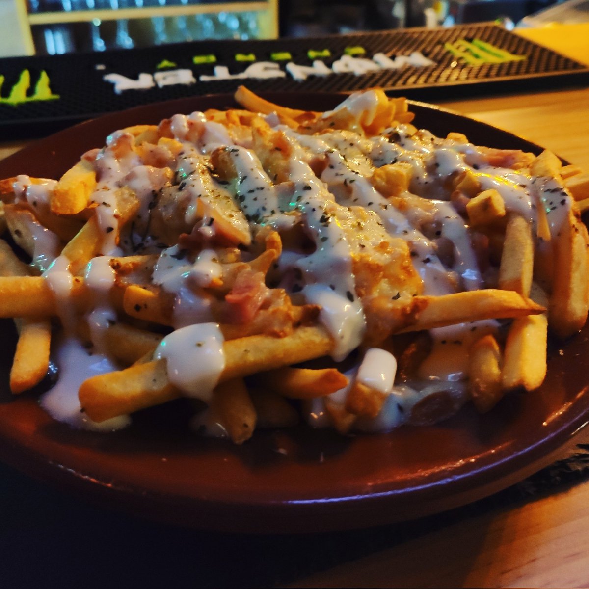 El plato estrella ⭐⭐⭐ de nuestra carta: patatas fritas con bacon, mozzarella fundida al horno y nuestra salsa ranchera que esta para chuparse los dedos. 🤤
Si vienes a nuestro local no te puedes ir sin probarlas