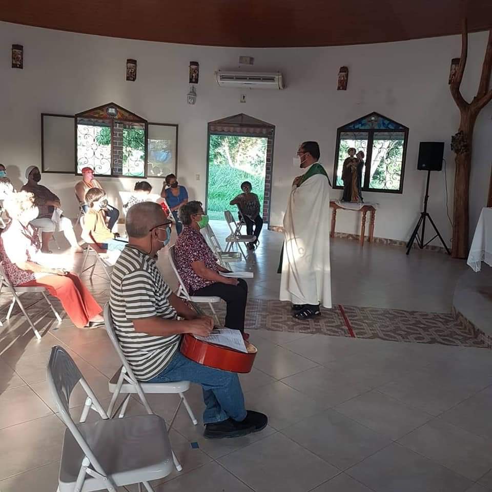 Reapertura de la capilla Sagrada Familia, en la Parroquia San Martín de Porres de Penonomé. La Eucaristía fue celebrada por el Pbro. Fray Rafael Menjivar.