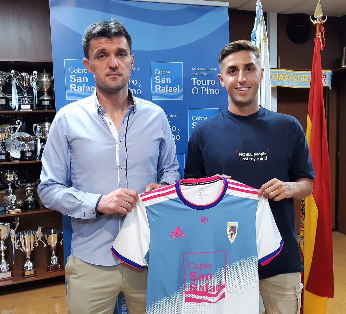 📸 PRIMEIRO EQUIPO| Esta tarde, <a href="/AntonioSalado97/">Antonio Salado</a> visitou o Vero Boquete de San Lázaro!!! O novo xogador branquiazul, recentemente chegado dende o País Vasco, coñeceu as instalacións e portou por primeira vez a súa nova camiseta!!! #ONosoCamiño