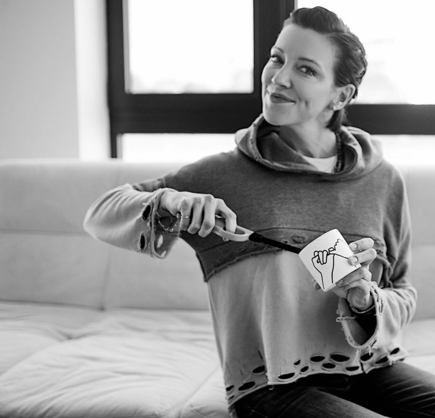 Katie Cassidy (@mzkatiecassidy) on Twitter photo Just a girl and her favorite candle. Just a girl and her favorite candle.