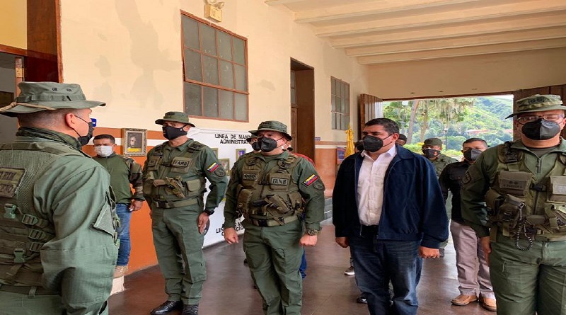 Unión cívico-militar-policial para defender la paz del pueblo

vtv.gob.ve/union-civico-m…
#21Jul #FANB #GNB
#PonleCorazón
#GNByPueblosAntiimperialistas
#CEOFANBPorLaPatria
.<a href="/NicolasMaduro/">Nicolás Maduro</a>
.@somos_ejercito .<a href="/ArmadaFANBVzla/">Armada_ve</a>
.<a href="/AmbFanb/">AMB_FANB</a>
.@Milicia_B1
.<a href="/GNBCmdteGral/">M/G Juvenal Fernández</a>