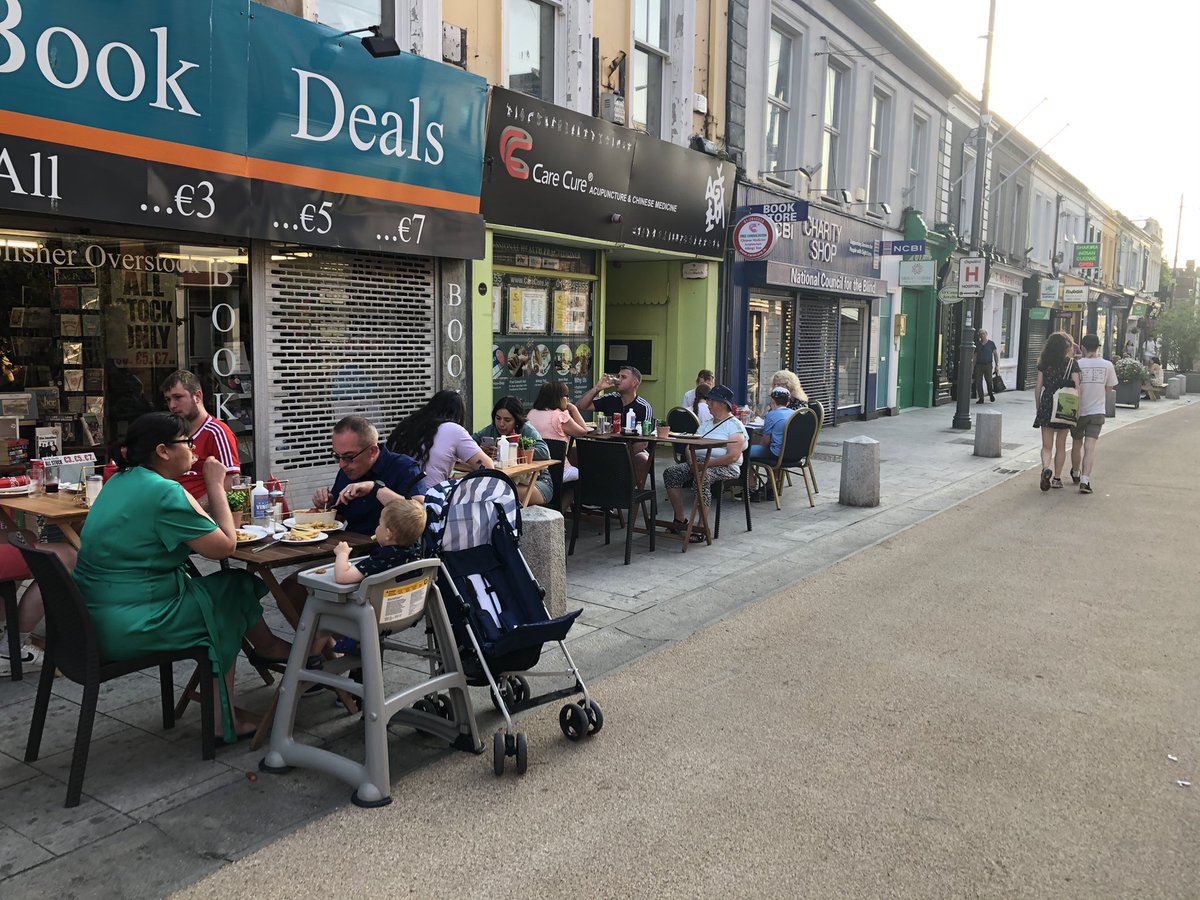 robertburns73's tweet image. Tuesday evening, after 8 pm in Dún Laoghaire town centre &amp;amp; such a pleasant &amp;amp; relaxed atmosphere.

Children playing in the street.  People of all ages lingering &amp;amp; chatting, some having a meal or drink.

A flow of people coming up from the seafront

A liveable place.

#dlrcc