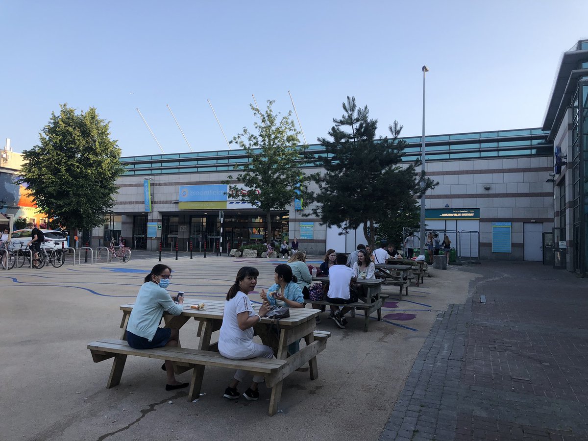 robertburns73's tweet image. Tuesday evening, after 8 pm in Dún Laoghaire town centre &amp;amp; such a pleasant &amp;amp; relaxed atmosphere.

Children playing in the street.  People of all ages lingering &amp;amp; chatting, some having a meal or drink.

A flow of people coming up from the seafront

A liveable place.

#dlrcc