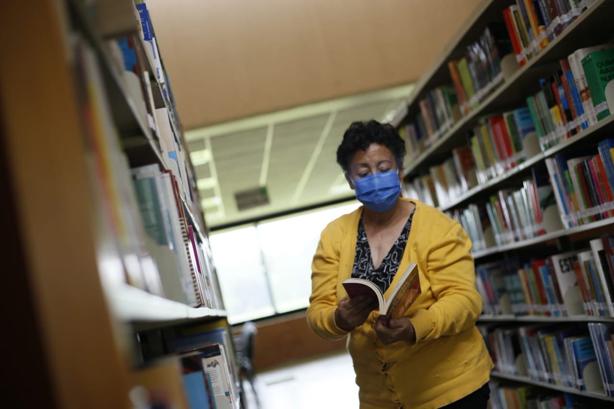 ivetiga's tweet photo. En el #DíaNacionalDelBibliotecario felicitamos a quienes a través de los libros conectan a otros con la educación, el arte y la cultura. https://t.co/e6vvVN2kAa
