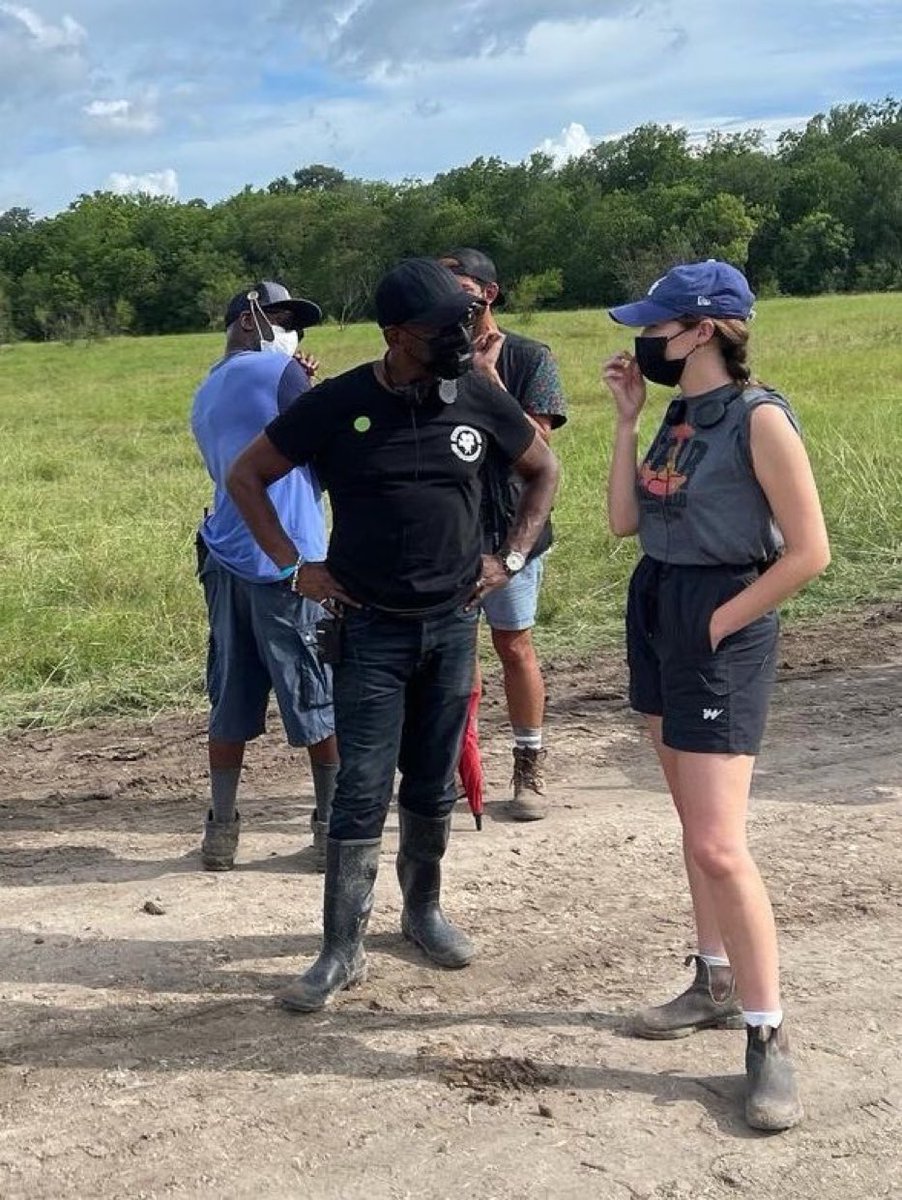 lexapphic's tweet photo. i didn’t even realize this was alycia??? i thought it was some random lesbian producer https://t.co/mA20UMFy6k