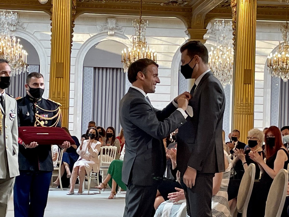 La 🎖 est sur le ❤️. Émotion et honneur. Elle est dédiée à tous les bénévoles. Merci Monsieur le Président de la République.