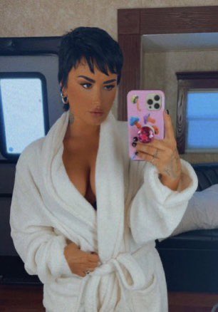 lovatic_lexa's tweet photo. i’m respectfully asking for boobs in my mouth????? https://t.co/DKphVx1BwX