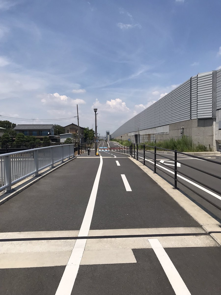 猫先生 昨日ユニディ菅野からロイヤル松戸に戻る時に東京外環自動車道に併設されてる自転車道が案内表示されてひたすら走ったんだけど 平日だからとは言え誰ともすれ違わないし道沿いに店舗も無い鬼の田舎道だった 地元にも自転車道欲しいけど道が狭いから 猫先生 昨日ユニディ菅野からロイヤル松戸に戻る時に東京外環自動車道に併設されてる自転車道が案内表示されてひたすら走ったんだけど 平日だからとは言え誰ともすれ違わないし道沿いに店舗も無い鬼の田舎道だった 地元にも自転車道欲しいけど道が狭いから