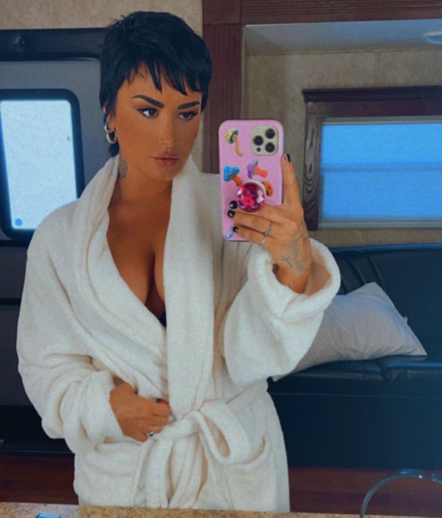 aredemilovato's tweet photo. caralho https://t.co/jNk6MMOmrf