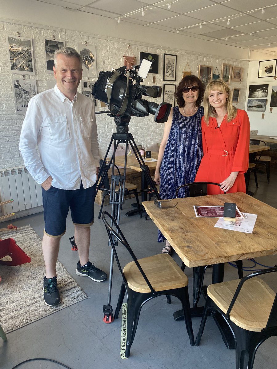 AnnaGearyTV's tweet photo. Some groupies hijacked my live tonight 📺 @MikeGeary_ @GearyJoy 

I was at Common Ground Coffee Shop in St Brelade which is currently closed after it was hit by staff shortages with self-isolation rules.

#BringYourParentsToWorkDay 🎥 https://t.co/LzJ5NvdJII