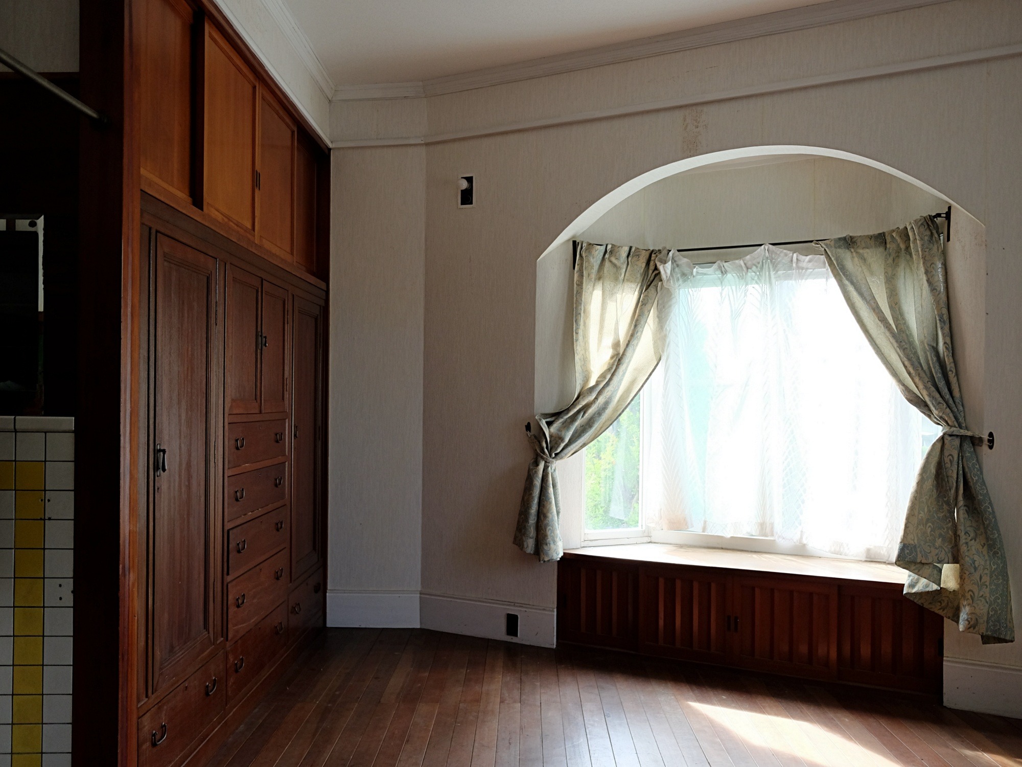 Tomoki Honma 作家 大佛次郎自らが設計し暮らした鎌倉の大佛自邸が売りに出されている 茶室や洋館のある日本家屋 部分的に建築家 土浦亀城さんが関わったと記録が残っている だと T Co Xhdwr7iprw 530e さん執筆 継ぎ手が見つからないと