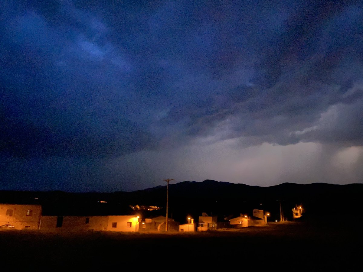 infojonquera's tweet photo. Una nit d’estiu. Avui vivim, veiem i escoltem una Nit de llamps i trons al nord de l’ #AltEmpordà #Lestrada #Agullana #pluja https://t.co/PTUept877t