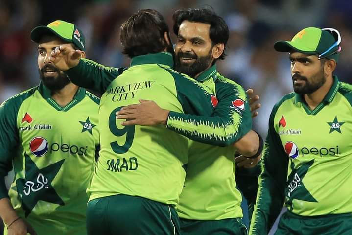 iadeelashraf3's tweet photo. ہمیں آج شکست ہوئ ہے یہ ہم بھی جانتے ہیں
ہم آج سو نہ سکیں گے یہ تم بھی جانتے ہو
مگر یہ بات کہ یہ شام آخری تو نہ تھی 
یہ بات ہم ہی نھیں دوسرے بھی مانتے ہیں۔
Chalo Koi Nhe Jan Tu Mari Na Apni Team Nee 🖤
#PAKvsENG #Hafeez #BabarAzam #Shadab #ENGvPAK https://t.co/RmB8c1jTD5