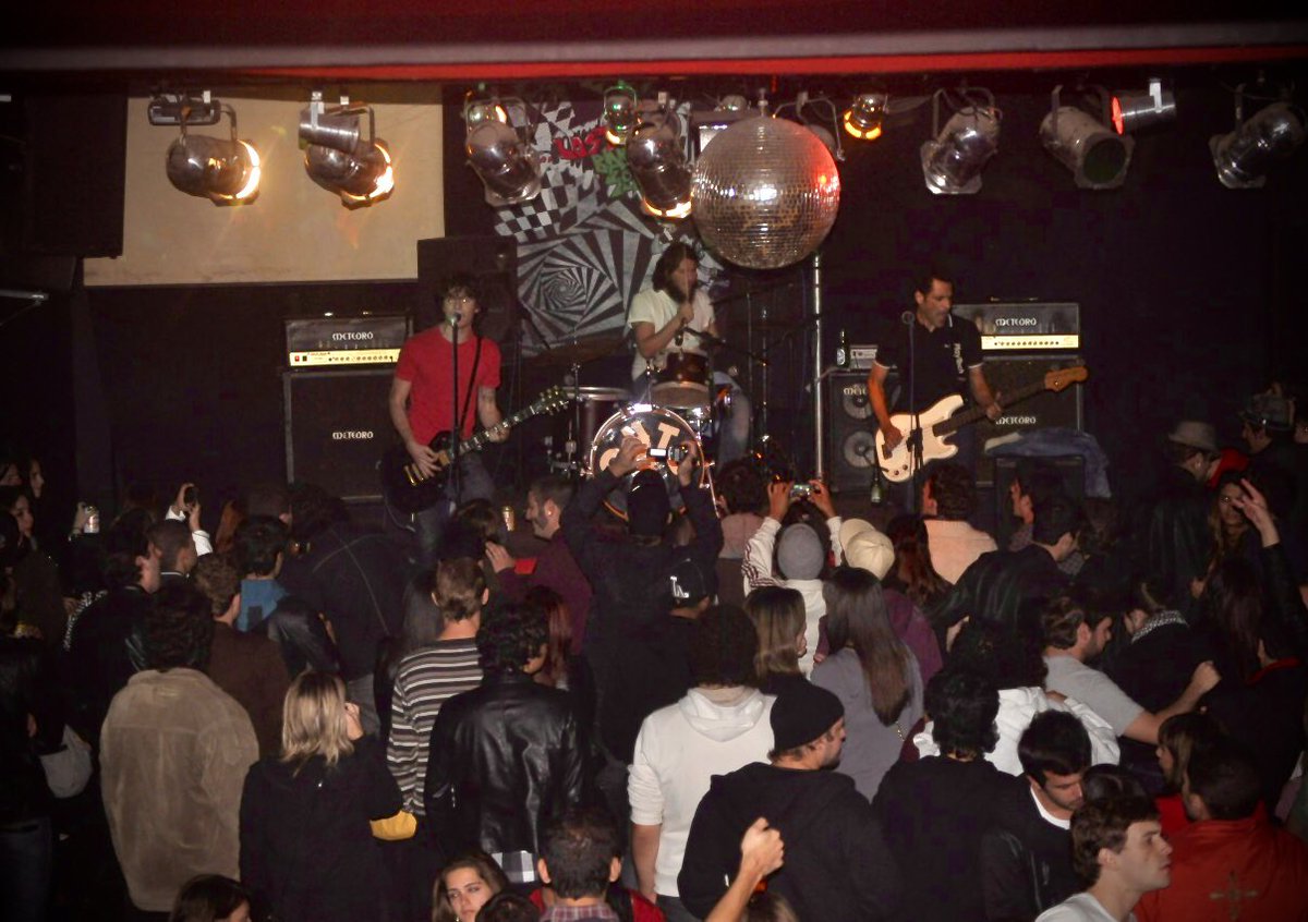 bandarockrocket's tweet photo. “show do Rock Rocket no Outs”, fato recorrente nos anos 2000…
#rockrocket  #clubeouts #underground #rockindependente https://t.co/isY2TJ1l49