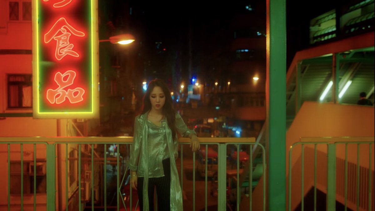 _moonsy_'s tweet image. Windflower by MAMAMOO is a masterpiece, the music video is very cinematic, and every single frame from it is esthetically pleasing.