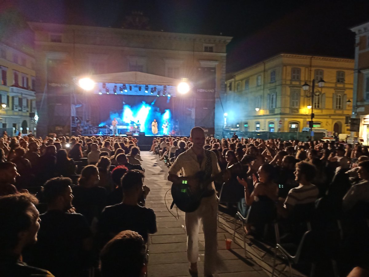 DettoBene's tweet photo. Quando Venerus prende la chitarra e se ne va fra il pubblico 💫 
#sarzana https://t.co/YLnVw8lnQ9