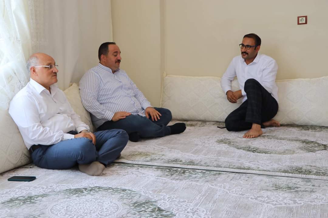 Abdulkadircay63's tweet photo. Kurban Bayramının ilk günü münasebetiyle değerli vaktini Şehit ve GaziAilerine ayırıp hanemizi ziyaret ile şereflendiren bld Başkanımız Sn.Salih Ekinci ile Drnek Başkanımız Sn. Seyyit Mücahit Seyyid bey'e yapmış oldukları nazik ziyaretten dolayı şahsım adına şükranlarımı sunarım. https://t.co/rKjkAweBJw