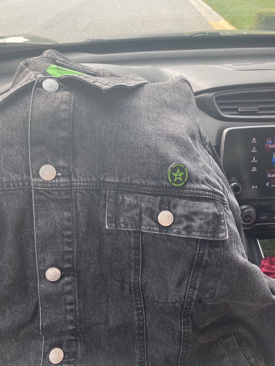 erikaswalwell's tweet image. Ahhhhhhh!!!!! I couldn’t wait to rip the package open! #AH @AchievementHunt @TheRTStore @RoosterTeeth #FRONTBACK 
💚💚💚💚💚💚💚💚