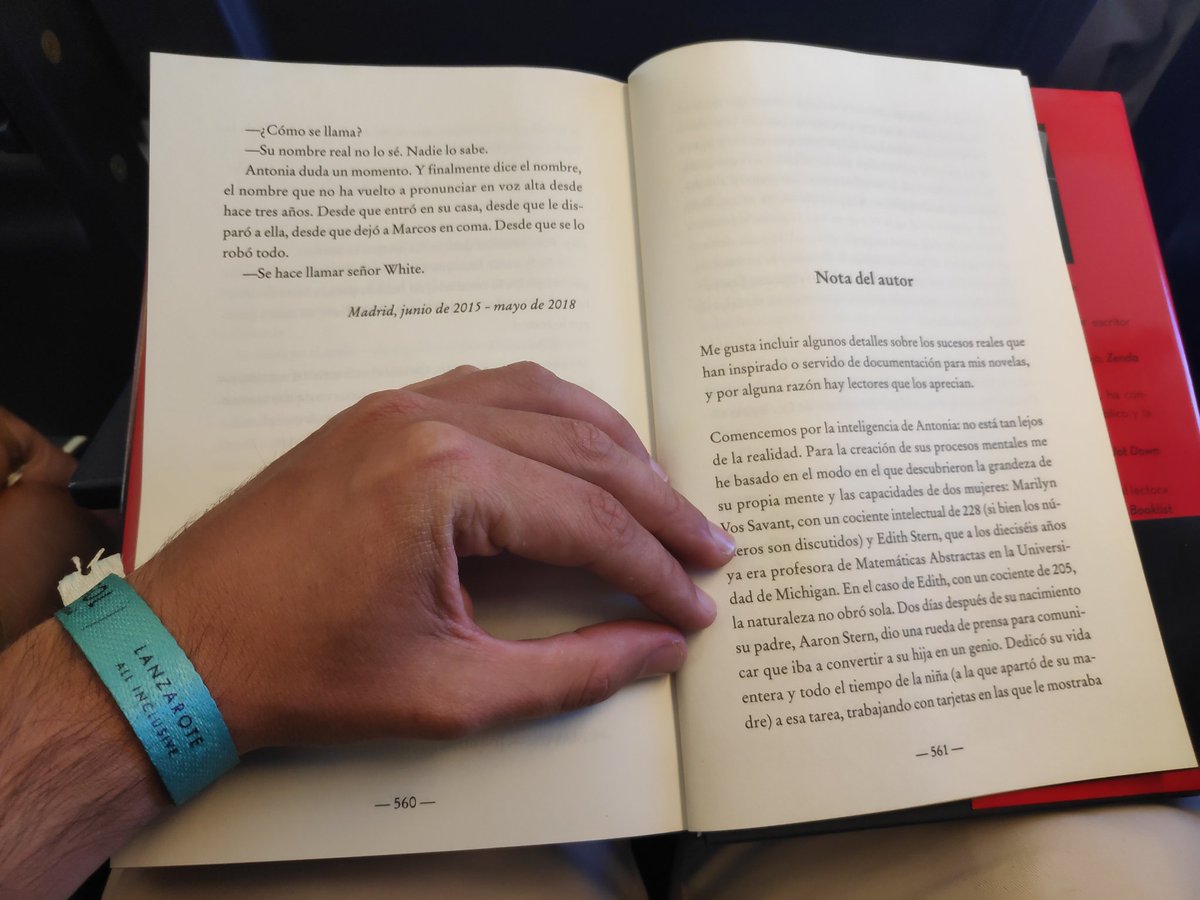26Navarro26's tweet photo. @JuanGomezJurado empezar el libro en el avión al ir a Lanzarote de vacaciones y acabarlo en el avión a la vuelta. Cosas que pasan... https://t.co/AkkFGgL2J9