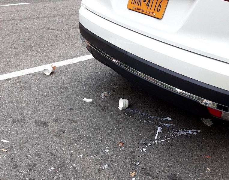 LindaSachs's tweet photo. .@Pinkberry Shame on you for trashing the #NYC sidewalk where you have seating for customers at 2873 Broadway. You kept it clean for for awhile, but no more. Your #litter is breaking @NYCSanitation rules. Put your own trash can outside, clean up your mess! #pinkberryobsession https://t.co/xzL8MubhUL