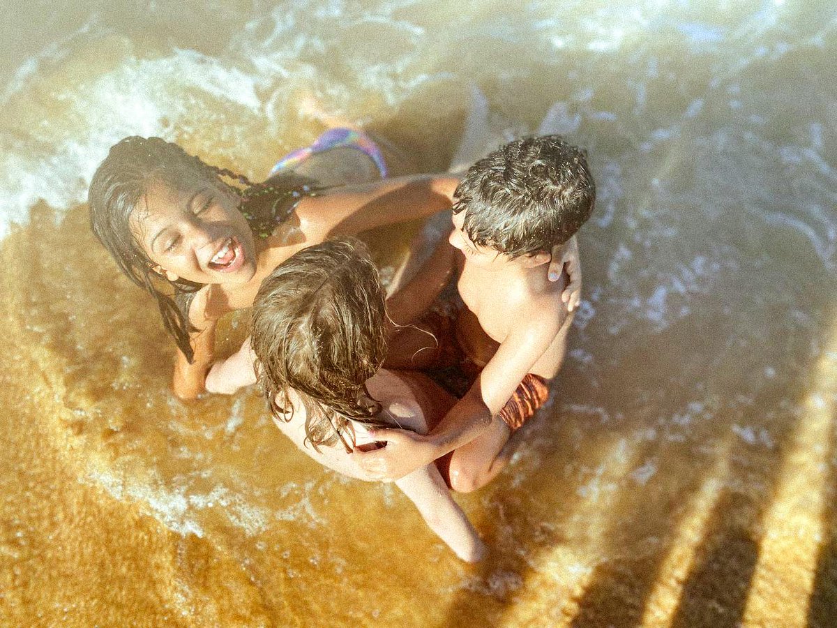 Se tem uma coisa que me orgulho na vida é de ter bons amigos.
Amigos do peito, aqueles eu posso contar para qualquer coisa, a qualquer hora, que me conhecem, me espelham e me falam a verdade sempre na lata! 💞
Amigos de todos os cantos, quem tem amigo tem tudo! 🫂 #diadoamigo