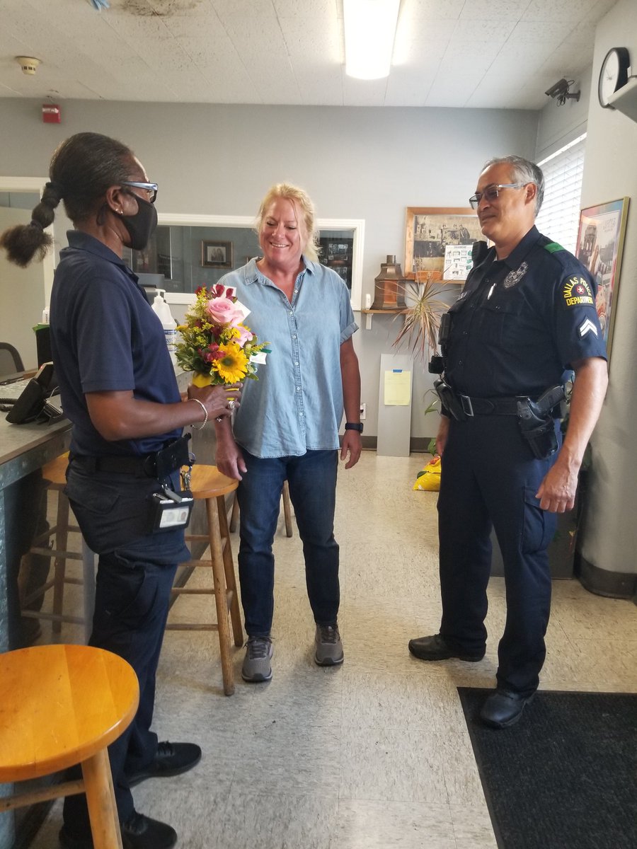 EPDPD_Outreach's tweet photo. Jubilee Storefront join Office of Community Affairs in "Make Someone Smile" Week by honoring Business Operators, Crime Watch Volunters, and seniors assisting  storefront. #sowingthegoodseed @DPDChiefGarcia @DPDAnderson @AShawDPD @chiefizzy @DPDSalas @DPDJubileePark @bdwilsondpd https://t.co/2WUmATYsyT