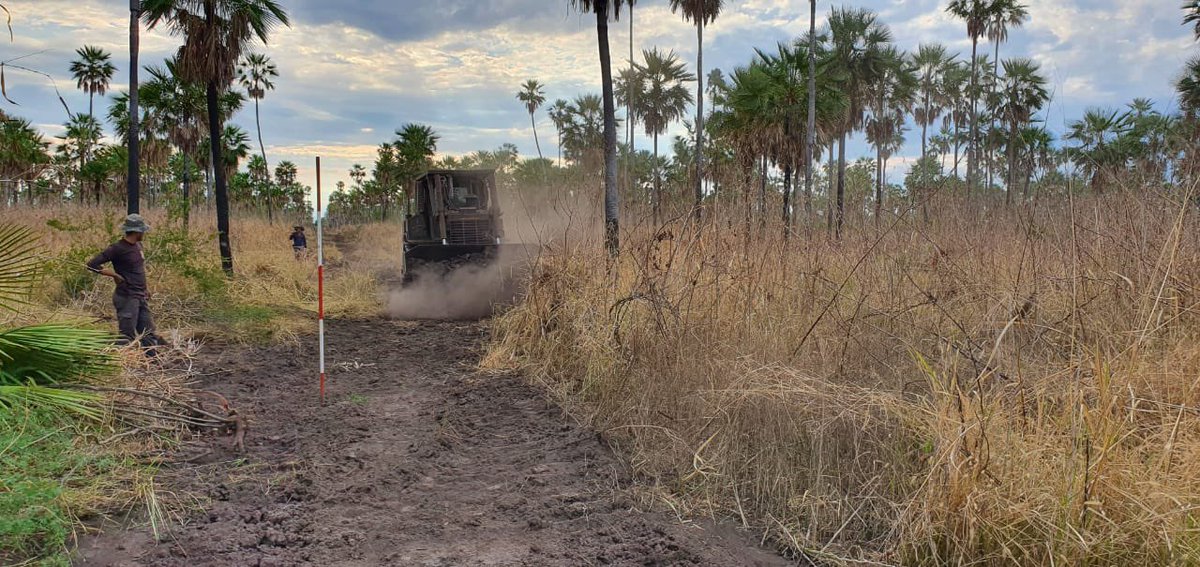 Seguimos trabajando desde el <a href="/mopcparaguay/">MOPC Paraguay</a> junto a la <a href="/cndl_mre/">Comisión Nacional Demarcadora de Límites (CNDL)</a> y al Comando de Ingeniería en la línea fronteriza con Bolivia. Esperamos terminar en poco tiempo más la limpieza por primera vez de forma total de nuestra frontera seca