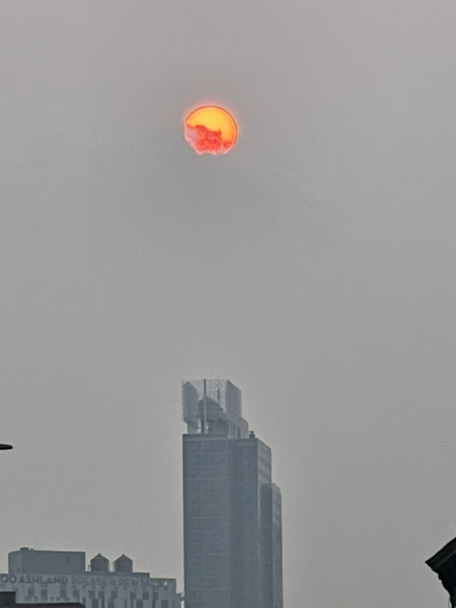 MathieuDolige's tweet photo. Apocalyptique : Le ciel et le soleil au-dessus de New York en fin d’après-midi à cause des feux sur la Côte Ouest ! #hazyconditions #wildfire #Manhattan 🔥 https://t.co/ZrgUTAbX7r