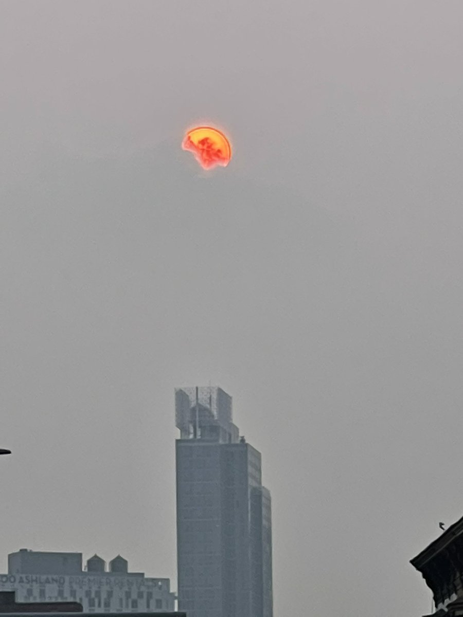 MathieuDolige's tweet photo. Apocalyptique : Le ciel et le soleil au-dessus de New York en fin d’après-midi à cause des feux sur la Côte Ouest ! #hazyconditions #wildfire #Manhattan 🔥 https://t.co/ZrgUTAbX7r