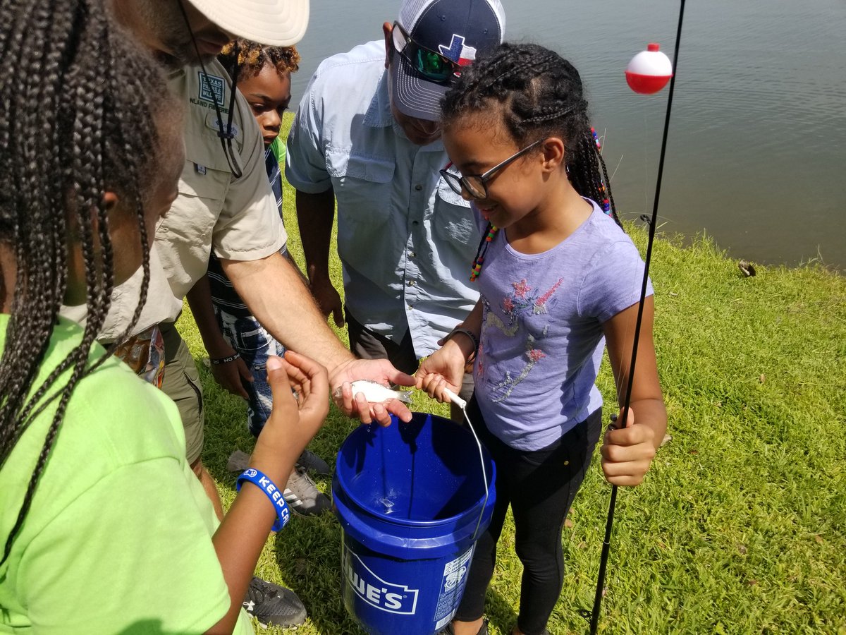 EPDPD_Outreach's tweet photo. Fishing With A Cause, With The COPS @ William's Blair Park, Jubilee Park youth learn the fundamentals of fishing.#sowingthegoodseed @DPDChiefGarcia @DPDAnderson @AShawDPD @chiefizzy @DPDSalas @DPDJubileePark @bdwilsondpd https://t.co/zP8eDnRVKB