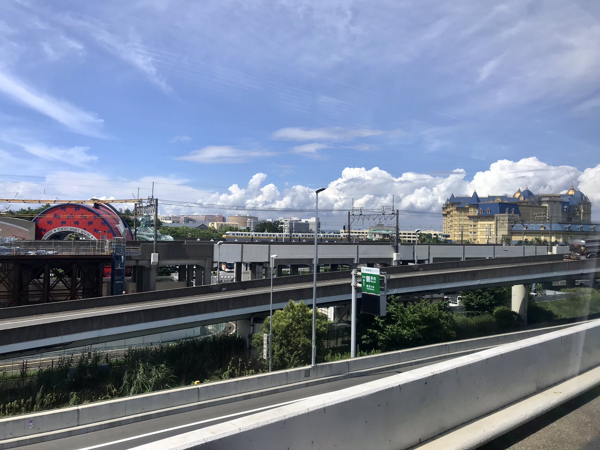中野 康之 高速道路から見た東京ディズニーランドホテルとディズニーリゾートライン なんか夏らしくて良い T Co Apdtsacrdd Twitter