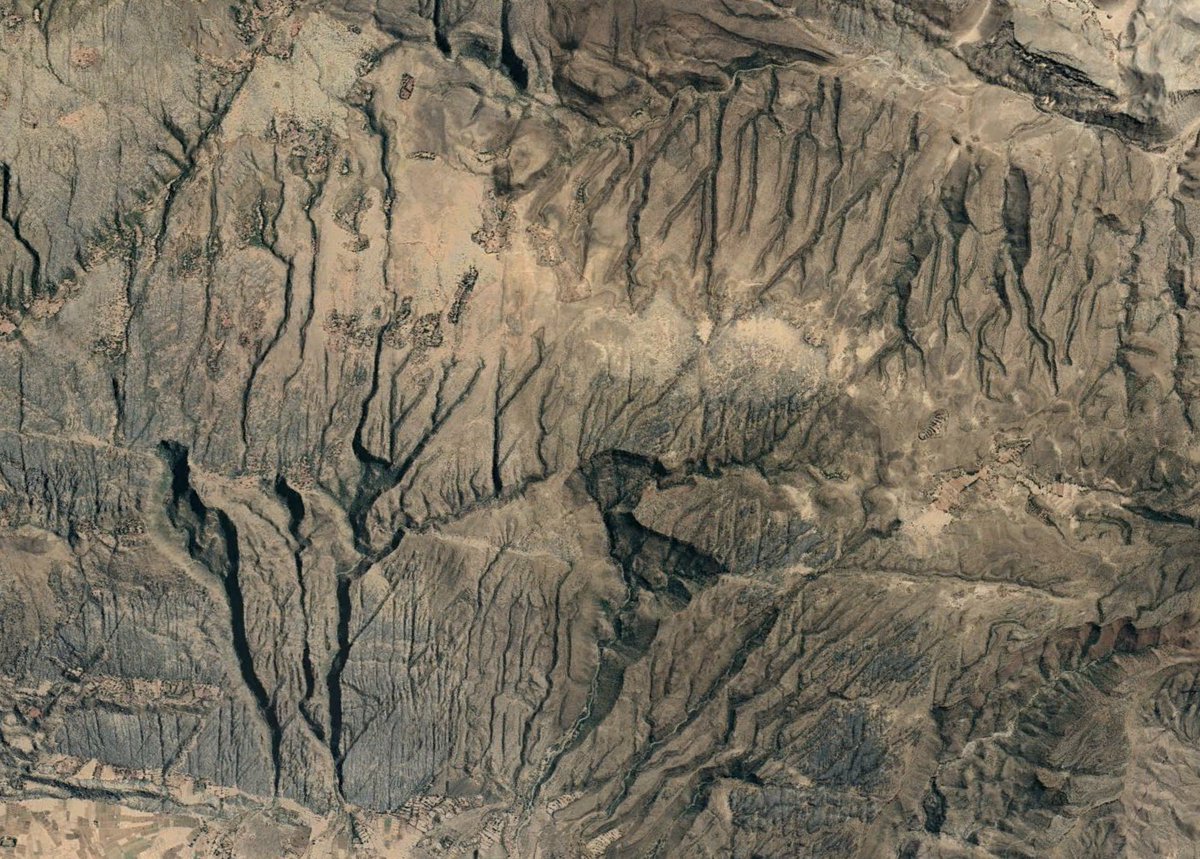 So cool how the fracture patterns (in two orientations) control #incision! Looks like a low-res model, but no. #Tectonics and #StructuralGeology are sneaky and pervasive.  1/2

31.00, 69.94 

#GoogleEarth #SulaimanRange #Pakistan