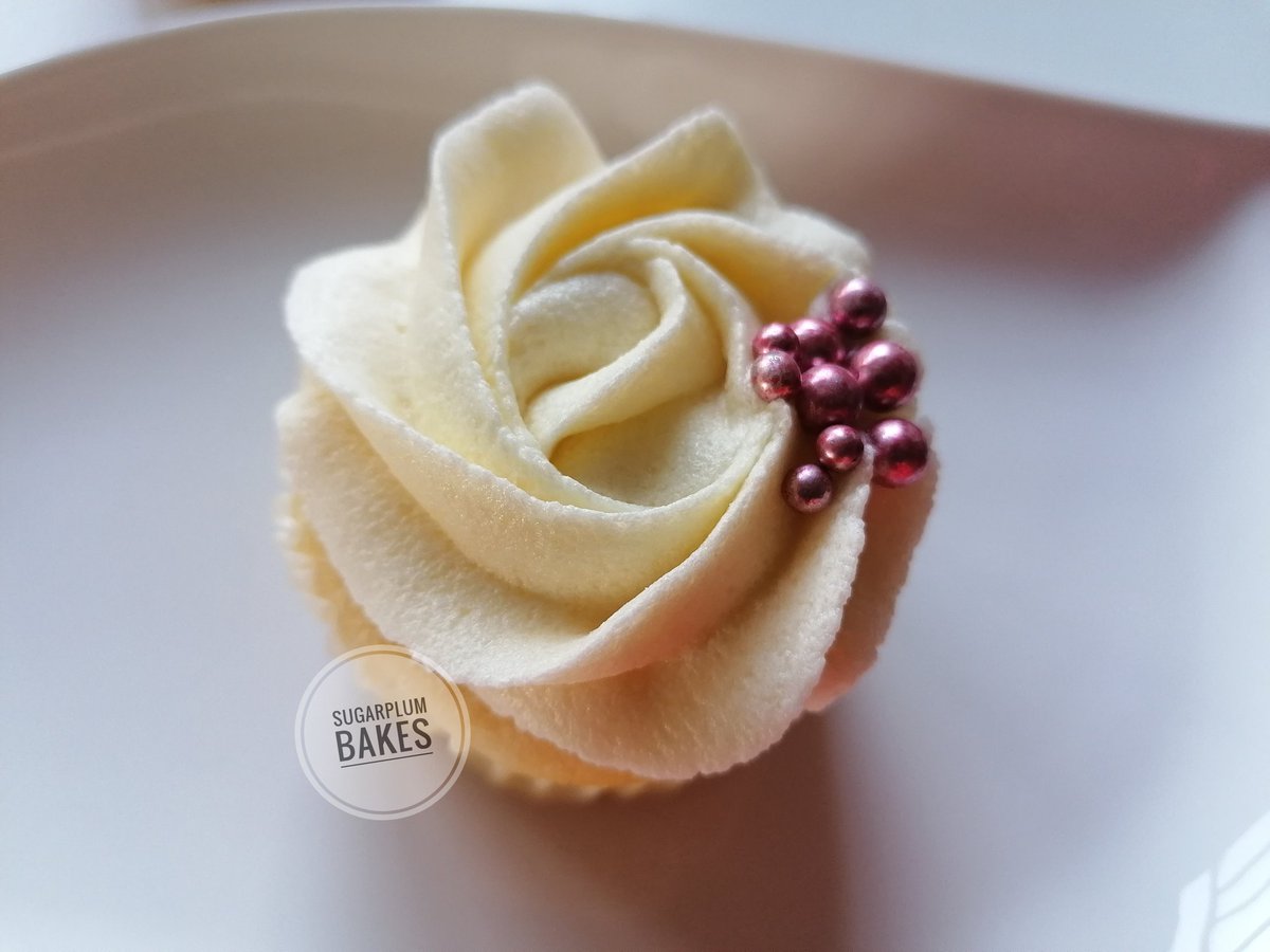 SugarplumBakeZ's tweet photo. These cupcakes were frosted using two different piping tips. Our baking friend over at Tey's Treats argues that the Wilton 1M makes the best rosettes, our fighter is the Wilton 2D. Can you spot the difference?
#cuppies #frosting #piping #pipingtips https://t.co/0AR4ibPI4B