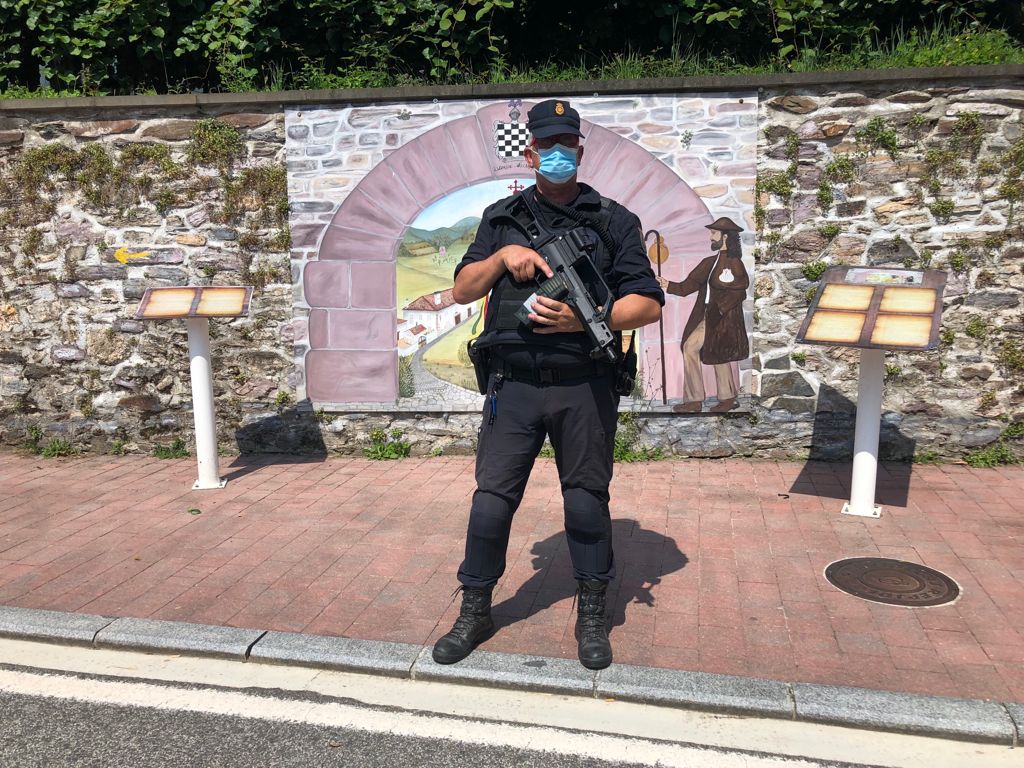 Sup_Policia's tweet photo. 🛡Ayer se desplegaban #PolicíaNacional para proteger el #CaminodeSantiago 
🌍Desde compañeros de prácticas de la #PromocionXXXVI, #UIP, #MediosAéreos, #TEDAX, #Subsuelo, puesto fronterizo de #Valcarlos y miembros de la #Policía italiana
🔝Trabajamos por un camino seguro https://t.co/1idpPzmnjb