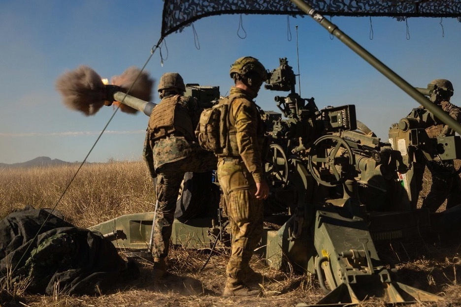 IIIMEF's tweet photo. Marines with @31stMeu and @AustralianArmy Soldiers increased their proficiency and lethality with an M777 155mm Howitzer during exercise Talisman Sabre 21. https://t.co/Y9CgzNAIxc